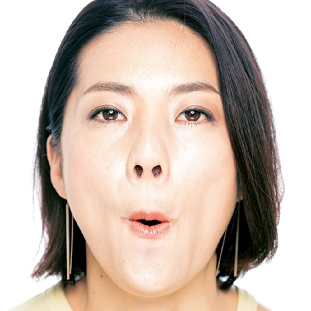 口元筋トレ3：鼻の下を思い切り伸ばしているようす