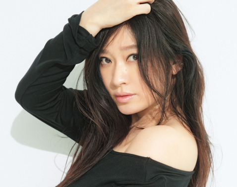篠原涼子さん（50歳）「素肌にサラッとシャツを一枚」魅力満載の特別カット集