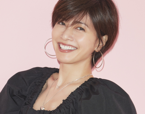 内田有紀さん、48歳の現在でも「ミニスカ」を着こなす！特別カット集