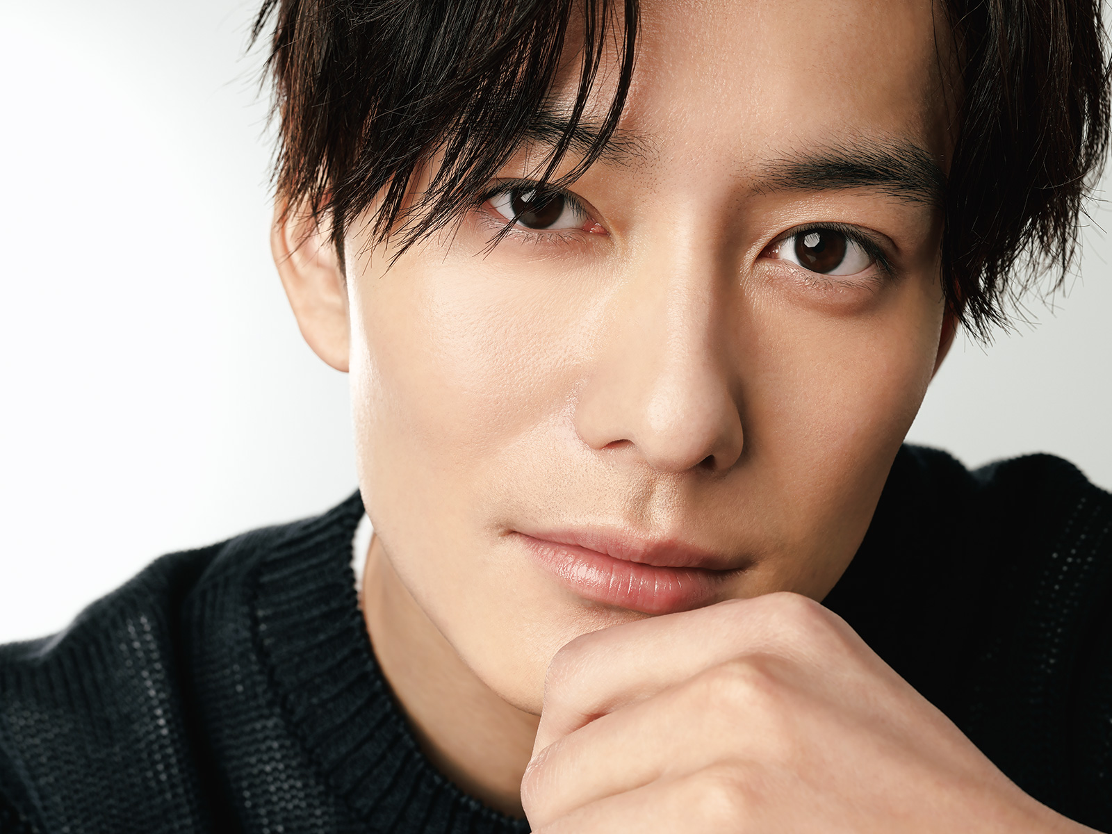 岡田将生さん】少年ぽさと知的な表情が魅力的な写真の数々 | 美