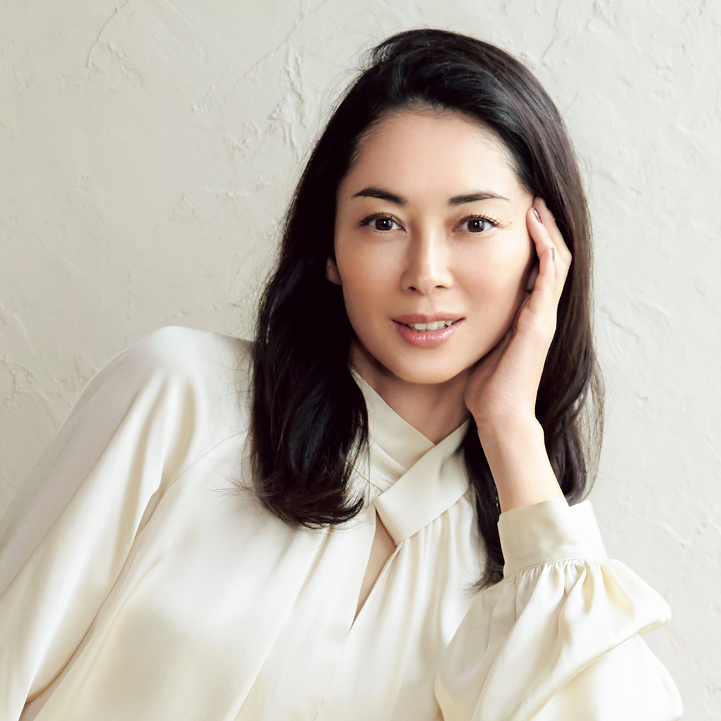 伊東美咲さん】40代の今も変わらず美しい！20代から愛用する美の名品を
