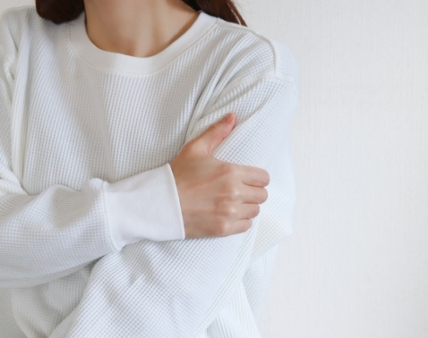 【四十肩、五十肩】はなぜ起こる？ 自宅でできる予防法も！