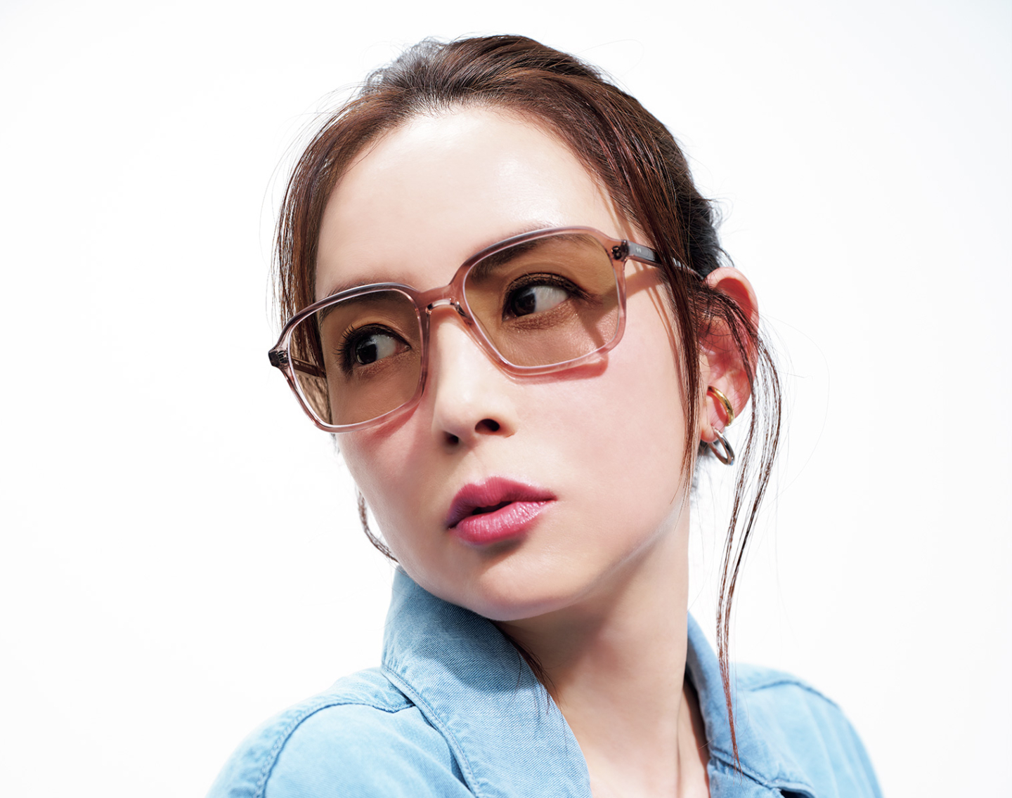 今まで防げなかった”有害な光”もカット！話題の「調光レンズ」とは？