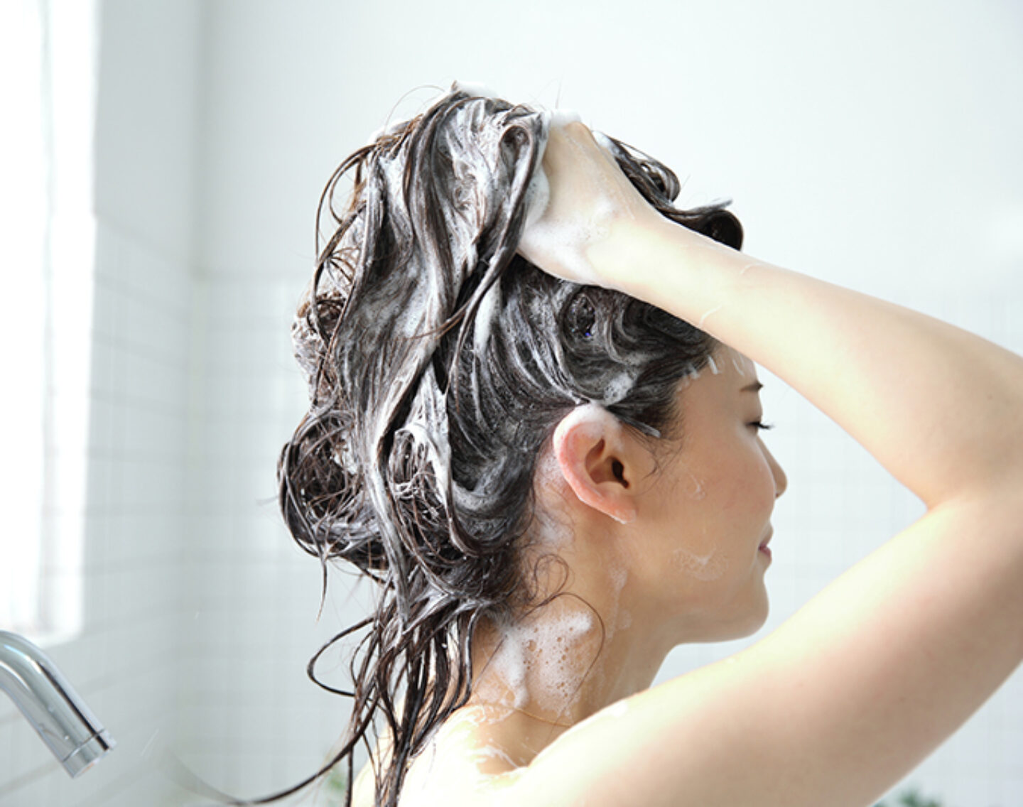 【フケが出る原因】はシャンプーの洗い方以外も…ありがちな原因と対策５つ【薬剤師監修】