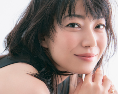 【菅野美穂さん】変わらぬ透明感と母としての芯の強さを秘めた表情に注目！［特別画像集］