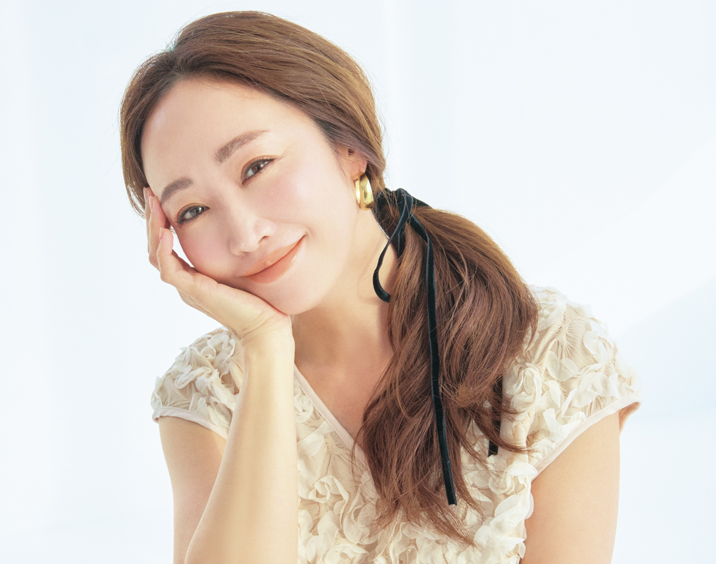 【神崎恵さん流アレンジまとめ髪】ヘアゴムだけで大人可愛い！「ひとつ結び」の作り方