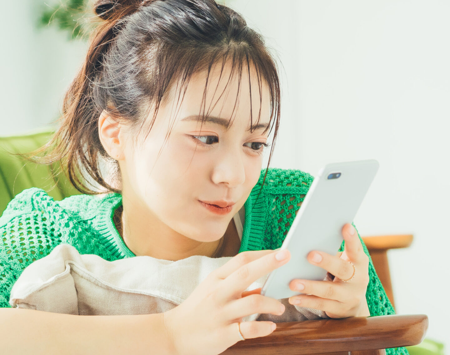 首の痛みやこりは【スマホ首】のせいかも…ちょっとした工夫だけで改善できる！