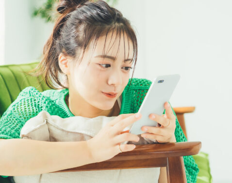 首の痛みやこりは【スマホ首】のせいかも…ちょっとした工夫だけで改善できる！
