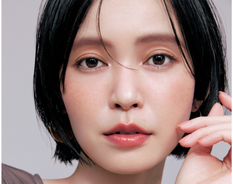 【Before→After】軽やかエアリーな「ピンク眉」で一気に垢抜け！大人も似合う旬メイク