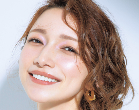 後藤真希さんが実演！大人の目元きらめく「偏光ラメアイメイク」