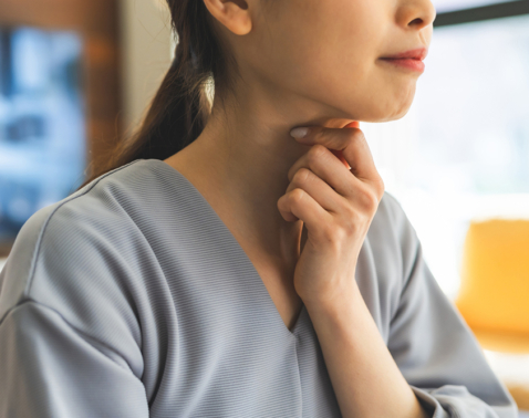 40代50代女性に多い【喉のつかえ感】は病院に行くべき？すぐできるケア5選も！