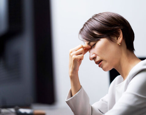 「目がかすむ」のはなぜ？目薬に頼らない【効果的セルフケア】5選