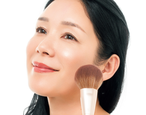 【50代の肌とは思えない！】ハリ肌の秘密は“エルメスのハイライト×チーク”最強コンビ