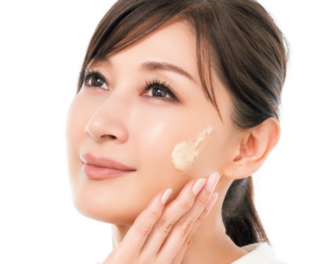 【本当に50代!?】肌のハリをキープするコツは「セルフマッサージ×名品コスメ」