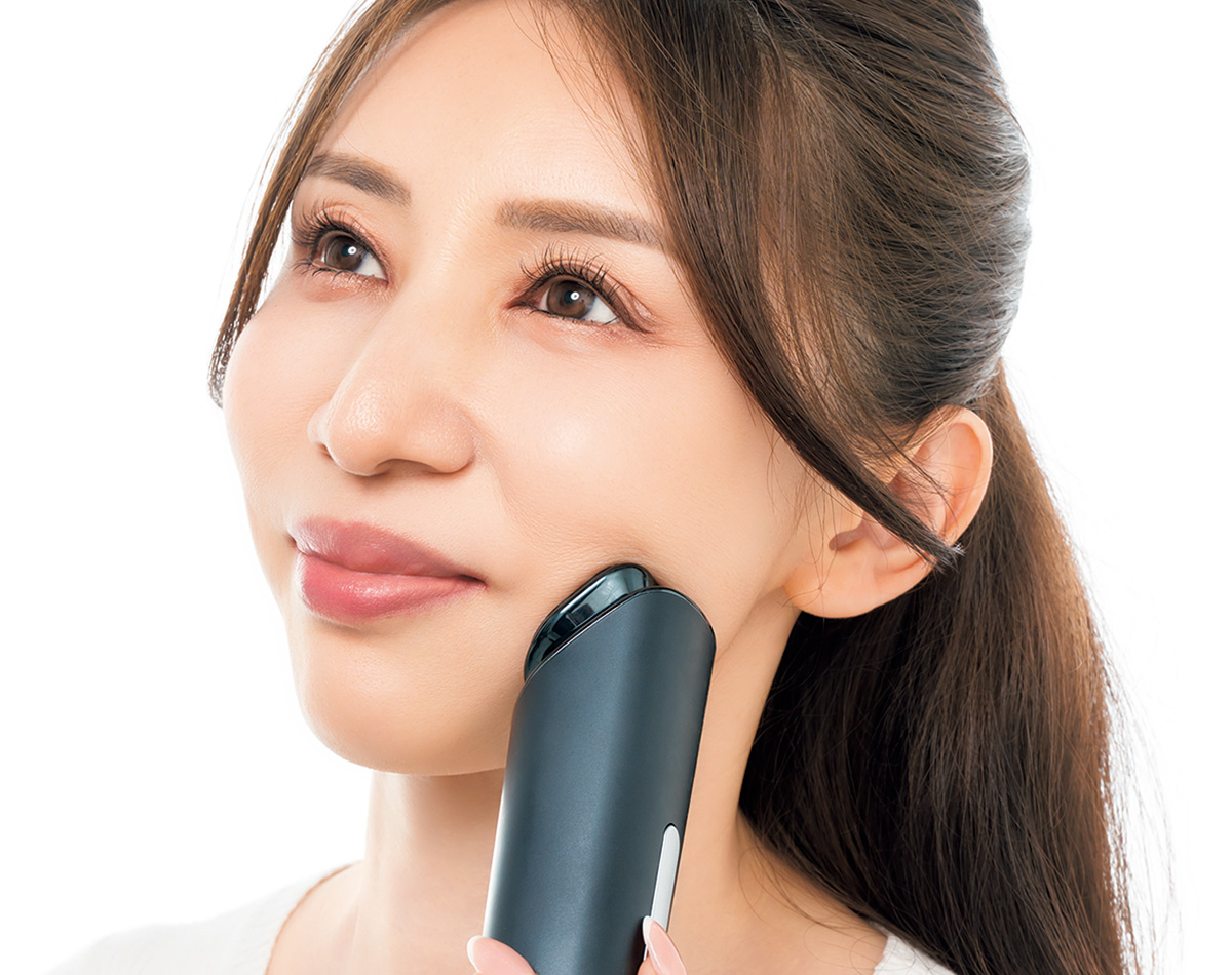 【驚きの若見えは小顔とハリ!】55歳・美STリュクスの“美顔器使い分け術”とは?