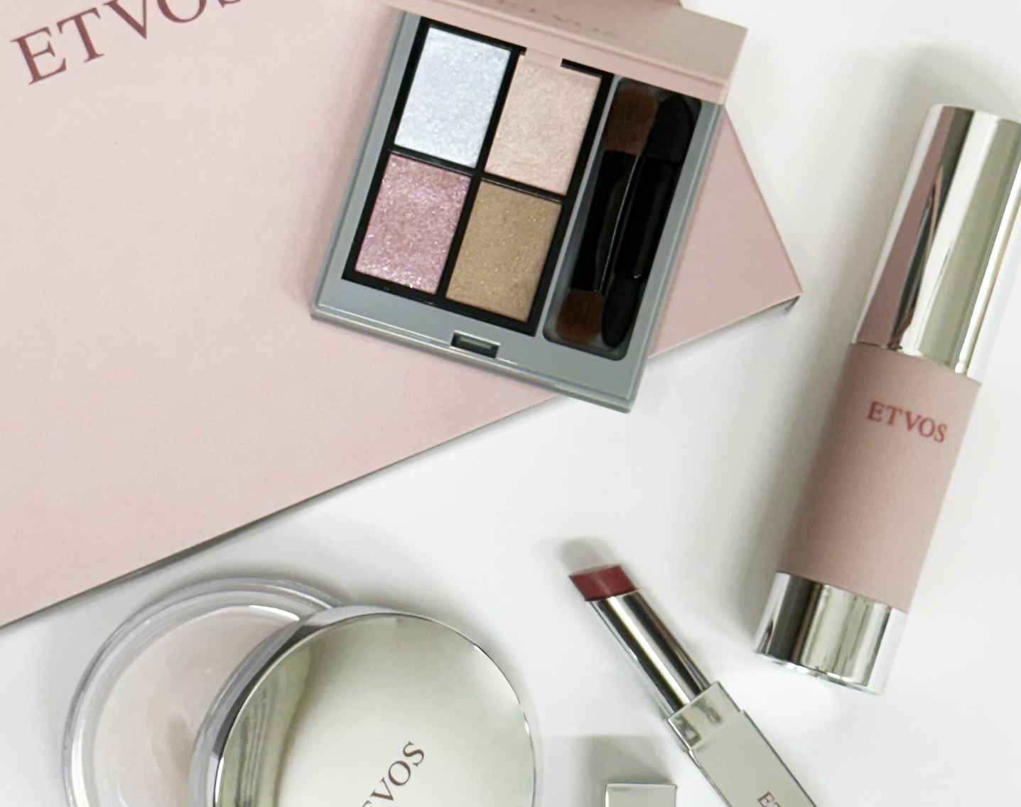 【2025クリスマスコフレ】エトヴォスのコフレはピンクの色味に注目！