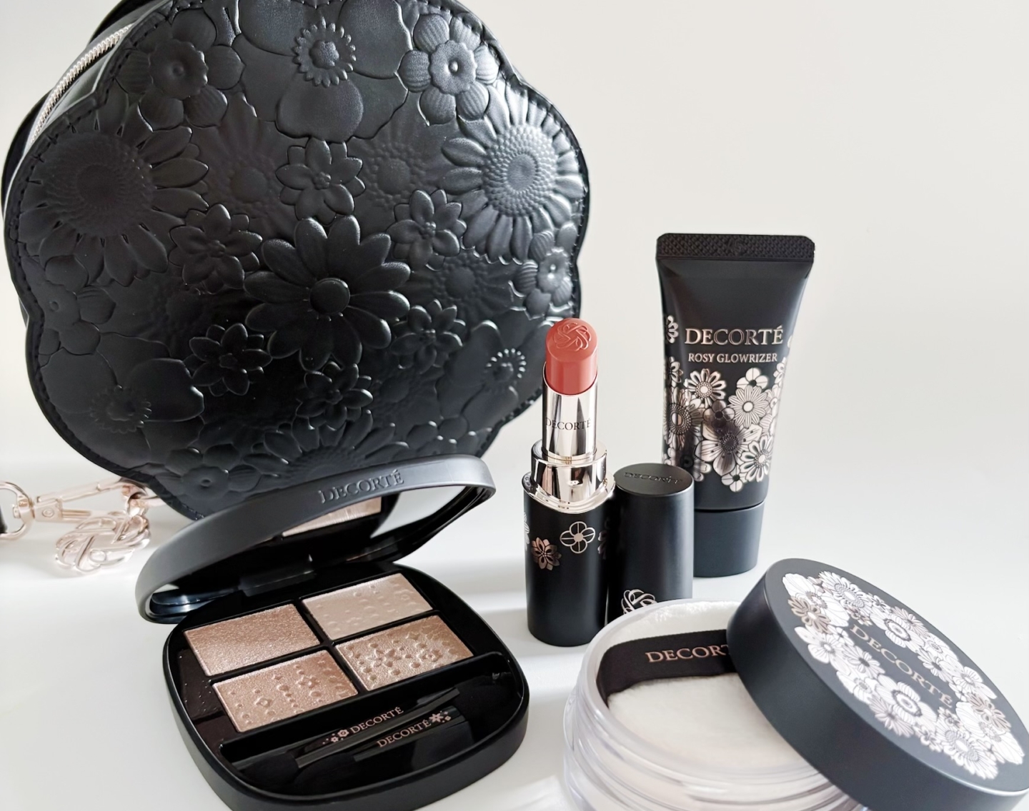 【2025クリスマスコフレ】現品が2つも!? コスメデコルテのコフレが豪華すぎる