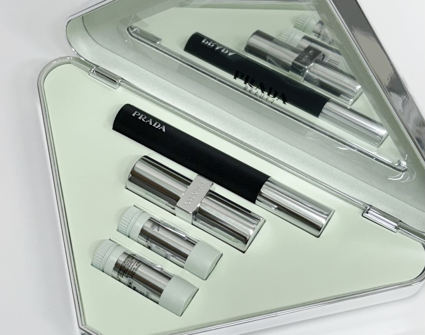 【2025クリスマスコフレ】プラダのトライアングルロゴケースは見逃し厳禁