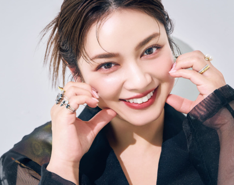 【平愛梨さん】“たるまぬ努力”を支える！一途に愛用しているスキンケアを拝見