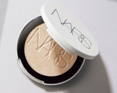 【2025年下半期ベストコスメ】自然な仕上がりで若見え印象に！「ハイライト・ローライト賞」BEST3