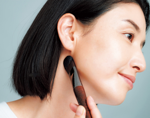 プロが教える“たるみが上向く若見え肌”。「ファンデ・シェーディング・パウダー」３つで立体メイク術！