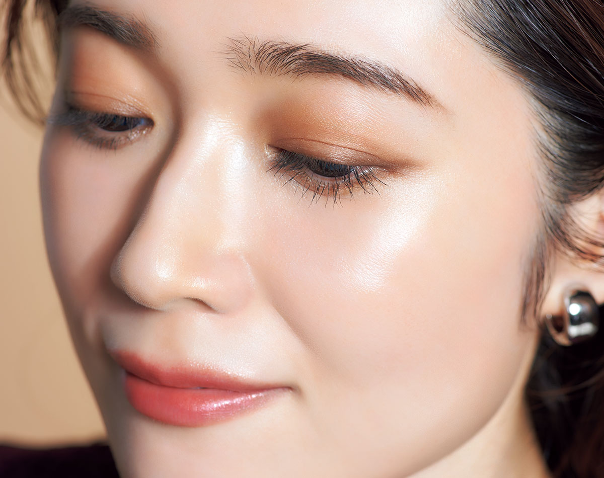 目のくすみを“逆に活かす”！【錯覚アイメイク】で上まぶたから目ヂカラアップ