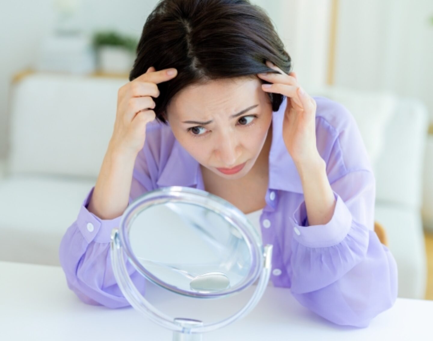 白髪はなぜ増える？増やさないために知っておきたいNG行動＆セルフケア5選【薬剤師監修】