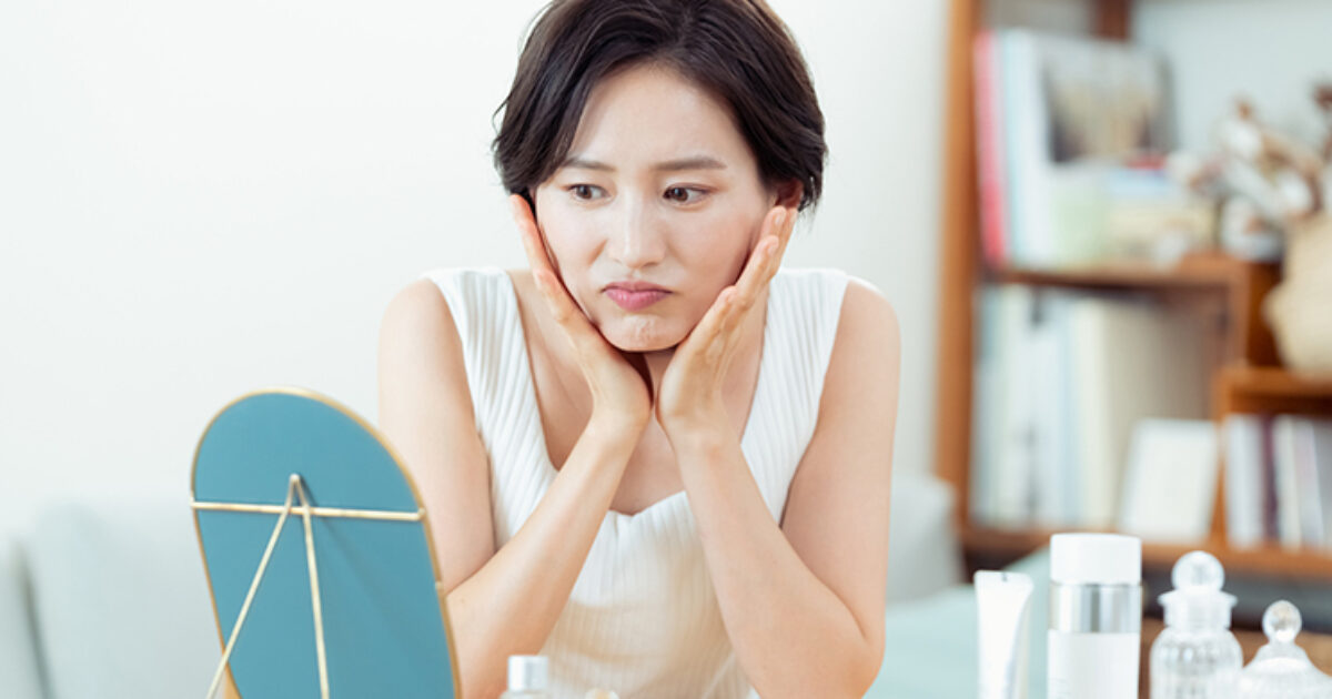 姿勢で顔のたるみが加速！？ブルドッグ顔を招く4つのNG習慣とは