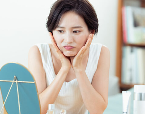 姿勢で顔のたるみが加速！？ブルドッグ顔を招く4つのNG習慣とは【薬剤師監修】