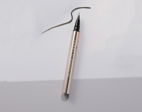 【2025年下半期ベストコスメ】描き心地なめらか＆にじみにくい！「アイライナー賞」BEST3