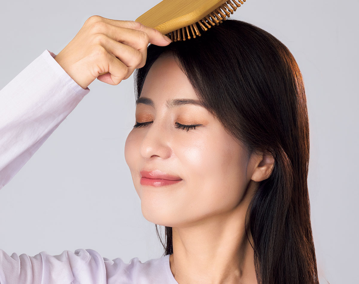 頭の中央に密集する“8大ツボ”がカギ！プロ直伝【ブラシ1本でできる脳疲労回復ケア】