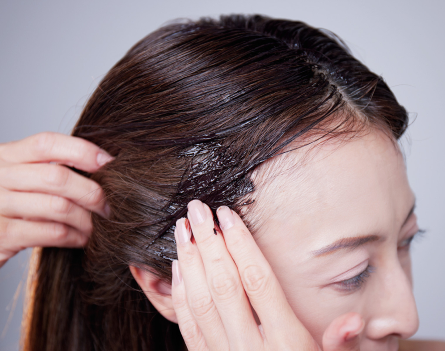 「7割白髪」も1回で濃く染まって長持ち！人気メーカー直伝”カラトリ”を染めるコツ