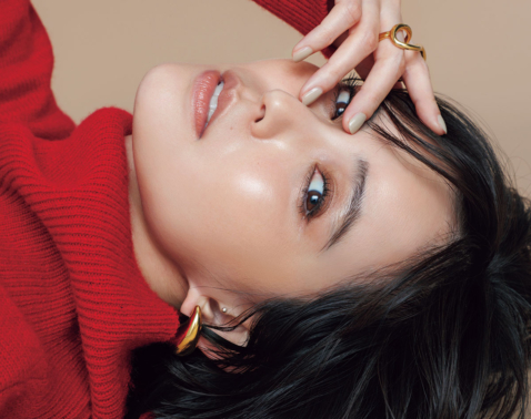 2025年下半期ベストコスメ受賞「デコルテのアイシャドウ」で比留川 游さんを旬顔メイク！