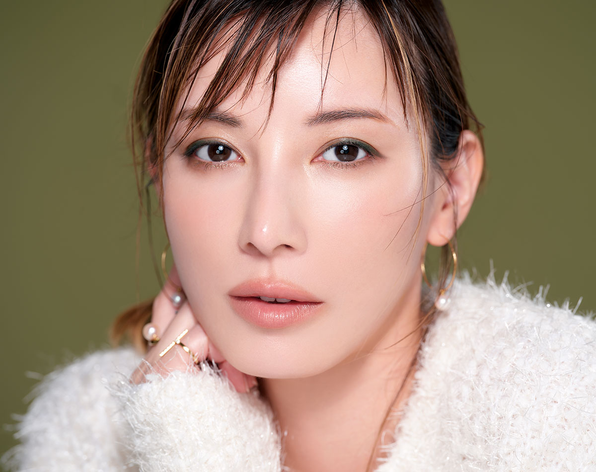 加藤あいさんがモデル！ くすみがちな冬に「カーキの目元」メイクで透明感を