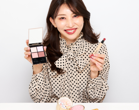 2月発売のコスメをお試し！大人の黄ぐすみ肌に透明感を宿す「メイクアップアイテム4選」