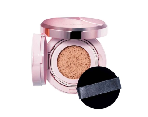 女子会で差がつく“崩れにくい肌”へ。美肌40代2人が愛用する名品ファンデとは