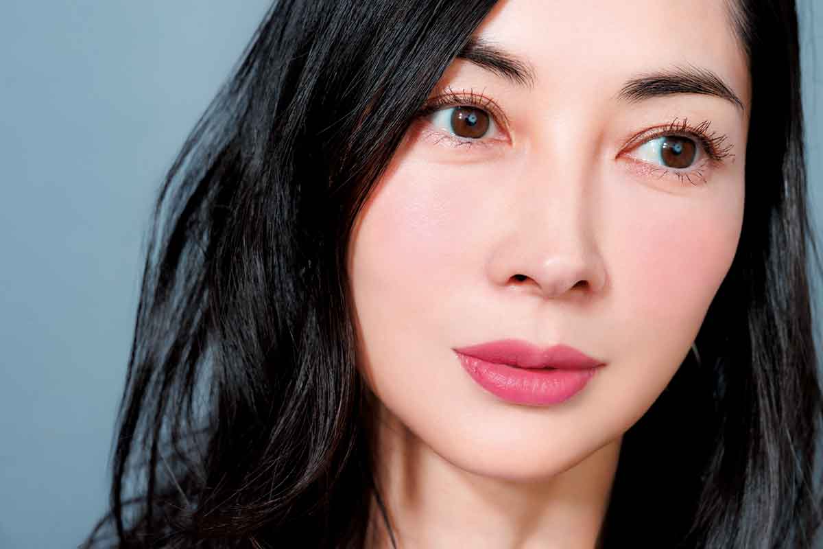 「あの大人の可愛さ」はどう作る?伊東美咲さんが魅せる、多幸感も上がるフューシャピンクメイク