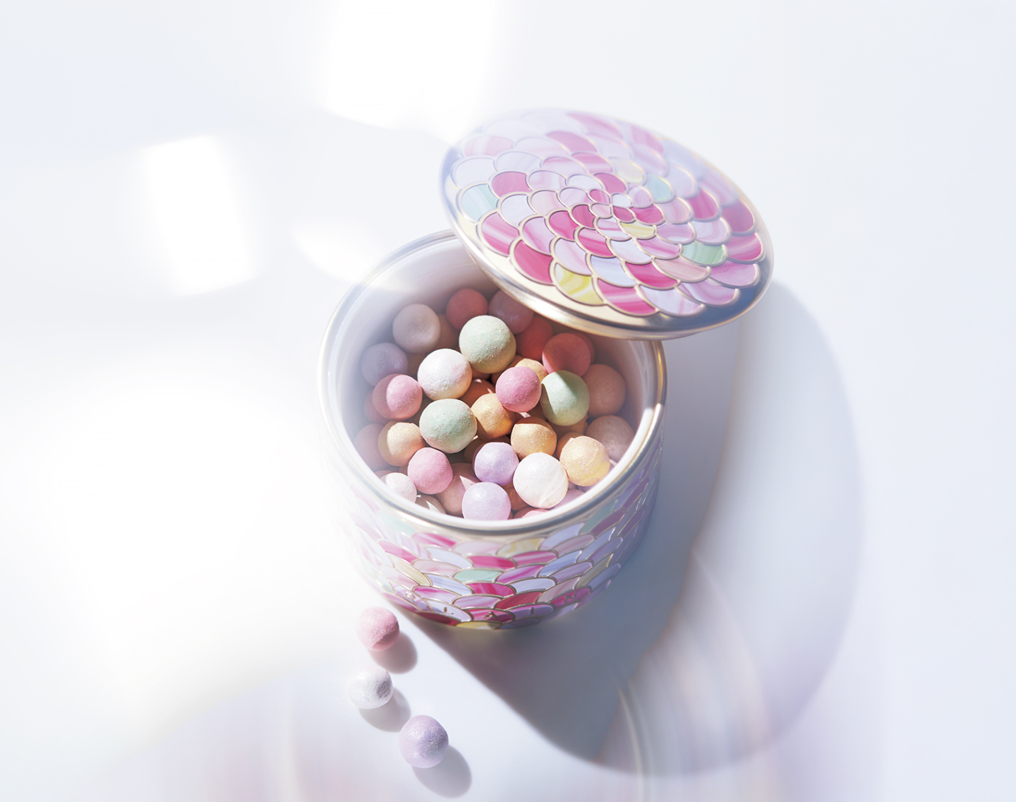 くすみ一掃！30年愛される「魔法のパウダー」で余裕のある艶肌へ