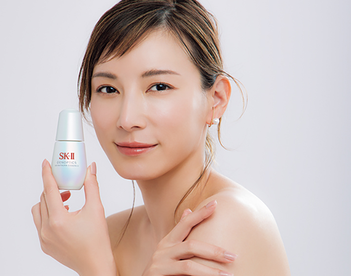 シミもくすみも全方位隙なし!“輝くオーラ肌”は、ブライトニングケアで