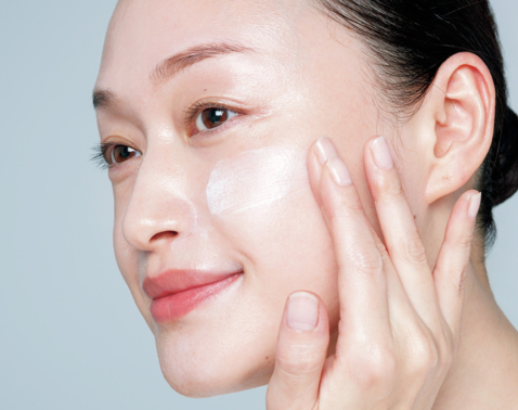 老け見え防ぐ【大人の崩れないベースメイク】仕上げのアレが鍵！