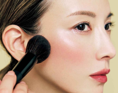 老化の間延びを4工程で解消！多幸感も手に入る「大人の小顔」術