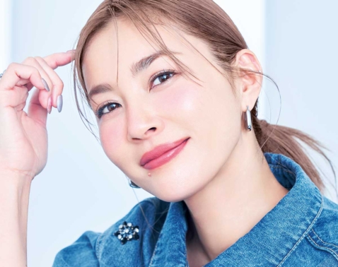 瀬戸朝香さんが魅せる！「多幸感チーク」で差がつく大人のプリっとリフトアップ術