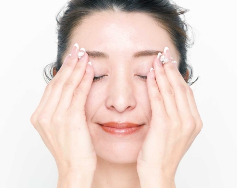 まぶたをこすると目力がよわよわに…。プロが教える“まぶたの摩擦レス”洗顔術