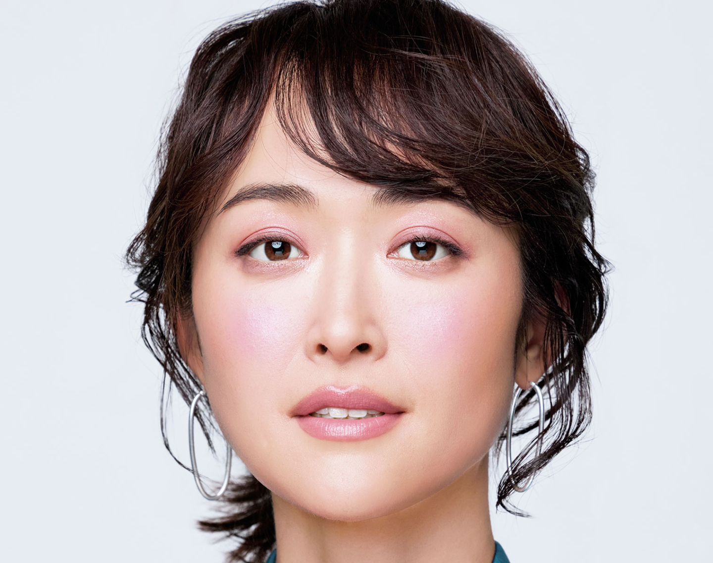 重い老けまぶたを一掃！大人のくすみピンクで「初対面も好感度抜群」メイク