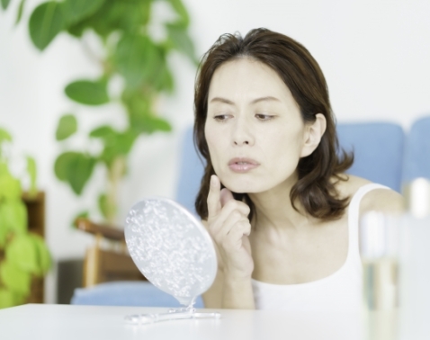 「最近、口元が気になる…」女性のヒゲが濃くなる原因と、見直すべき生活習慣［医師監修］