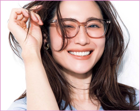 SNSで話題！メガネで中顔面短縮？！40代の顔をキュッと引き締め