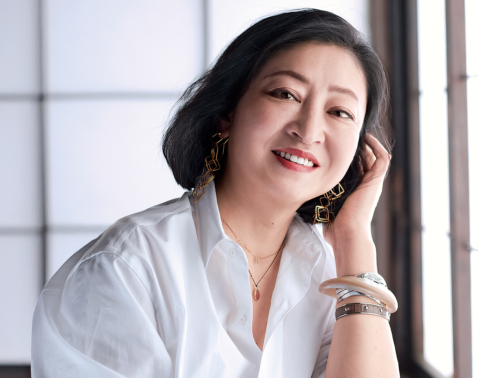 【作家・甘糟りり子さん】萬田久子さんの一言で変化！62歳で「キャンメイク」も愛用する理由
