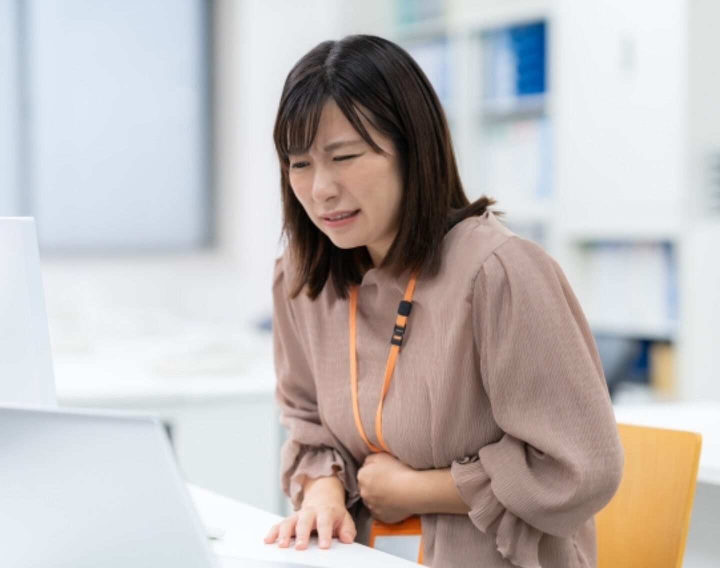 ストレスでお腹が痛くなるのはなぜ？原因と予防のためのセルフケア５選［医師監修］