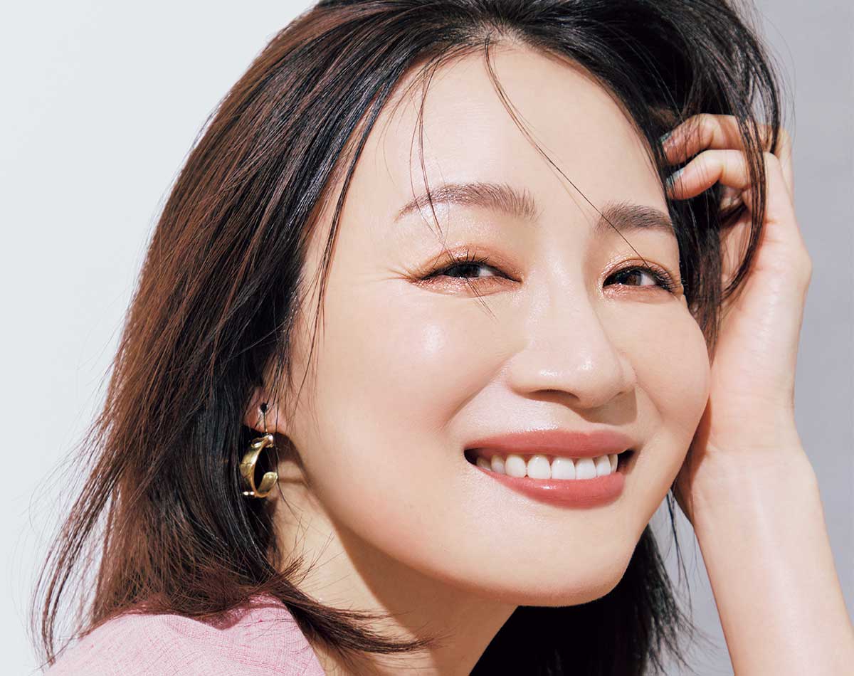 「隠すと老ける」40代のシミ悩み。厚塗り卒業、プロが選ぶ“意外な色”で叶える透け感ツヤ肌