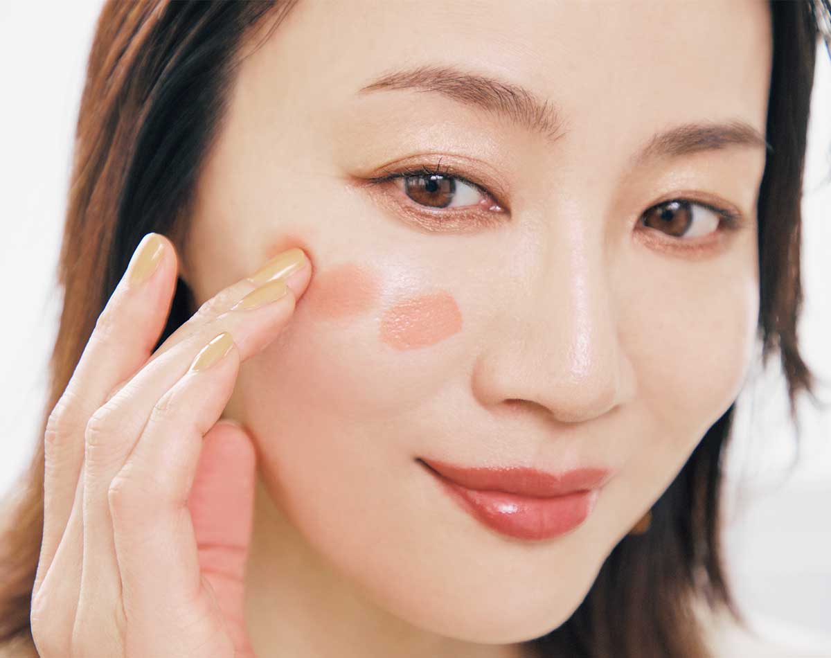 厚塗り感なしでピタッ！40代の至近距離もオッケーな「シミ感ゼロ」メイク術